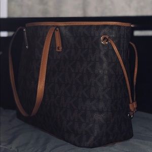 Michael Kors Large Tote, in good condition. 🌸